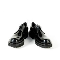 Shoe Crafts, Round Toe Shoes, Doc Marten Oxford, Toe Shoes, Toe Designs, Men's Accessories, Cool Items, Cow Leather, Oxford Shoes