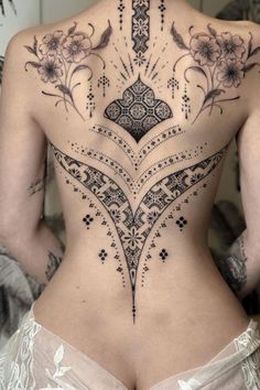 Ornamental Back Body Tattoo Art Tattoo Ideas Inspiration, Backpiece Tattoo, Spine Tattoo Ideas, Tato Minimal, Pola Tato, Upper Back Tattoos, Tattoos Infinity, Back Piece Tattoo, Full Back Tattoos