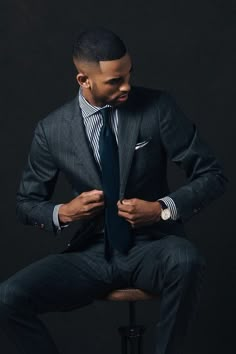 10 Common Men’s Style Mistakes to Avoid Grey Pinstripe Suit, A Man In A Suit, Man In A Suit, Classy Men, Pinstripe Suit, Men’s Suits, Mens Fashion Suits, Black Men Fashion, Well Dressed Men