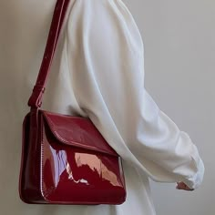 Material: Vegan LeatherSize: 21*16*6 cm / 8.3*6.3*2.4 in Casual Purse, Red Crossbody Bag, Faux Leather Handbag, Women Crossbody Bag, Underarm Bag, Pretty Bags, Designer Crossbody Bags, Small Shoulder Bag, Retro Stil