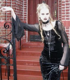 90s Goth Style, 90s Dark Fashion, Romantic Goth Aesthetic Outfits, Vampire Outfit Female, Whimsigoth Style, Goth Prom, Vampire Clothes, Romantic Goth, Vintage Goth