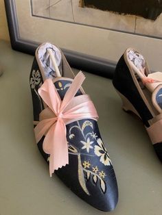 Each pair becomes unique with a hand painted decoration. The decor shown or on request your pattern to match your dress! Rose Galante: Quality replicas for exceptional costumes ... Delicate replica of the eighteenth century shoe, the Duchesse de la Tour  model, comfortable 100% natural silk shoe, will perfectly complete your historical costume. Made with care in a small series of 25 pairs per size, respecting the materials of the period: fine leather interior, silk exterior, wooden heels covered Statue Shoe, 1730s Fashion, 18th Century Shoes, Silk Shoes, Century Shoes, Historical Shoes, Historic Fashion, Wooden Heels, Hand Painted Decor