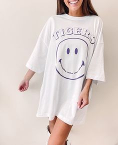 - 100% Cotton - One size - Oversized fit Oversized Text Print T-shirt For Spring, Oversized White Slogan Tops, Oversized Sporty T-shirt For Fall, Oversized Relaxed Top With Graphic Print, Relaxed Oversized Top With Graphic Print, Trendy Drop Shoulder T-shirt For Spring, Trendy Tops With Screen Print And Drop Shoulder, Oversized Spring Slogan Tops, Oversized White Slogan T-shirt