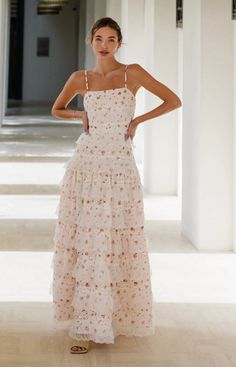 dresses Spring Wedding Guest Outfits, London Fits, Sunshine Wedding, Maxi Lace Dress, Timeless Dress, Prom Dress Inspiration, Dresses Xxl, Garden Parties, Grad Dresses