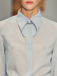 issey miyake folded collar detail - an unusual little fashion feature that makes this otherwise simple shirt, quite interesting Mode Origami, Áo Blu, Fashion Design Inspiration, Origami Fashion, Elegant Chic, Looks Style