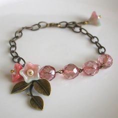 Pretty Charm Bracelet Ideas, Necklace Inspiration, Flower Chain, 3d Quilling, Flower Cluster, Floral Bracelet, Assemblage Jewelry, Dainty Bracelet, Pretty Flower