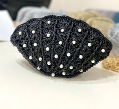 Size 27*16 cm It is shipped one day after the order is placed. It is delivered in 3-4 days by express shipping. If any change is requested, please send direct message to me. Crochet Clam Shell, Crochet Clam, Seashell Crochet, Pearl Purse, Shell Purse, Pearl Clutch, Clutch Bag Wedding, Woman Handbag, Shell Bag