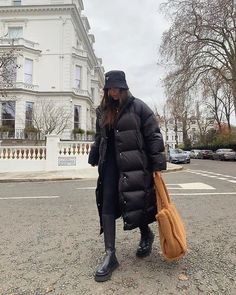 Puffer Coat Outfit, Combat Boot Outfits, Baseball Cap Outfit, Puffer Jacket Outfit, Cap Outfit, Long Puffer, Winter Outfit Inspiration, Jacket Outfit, Fall Fits