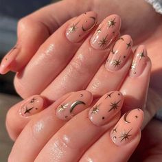 Gold Galaxy Nails, Black And Gold Nails Elegant, Mom Nails, Bridesmaid Nails, Press On Nails Pink, Feather Nails, Gold Nail Designs, Short Fake Nails, Magic Nails