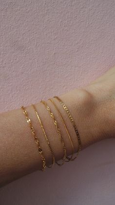 Minimalist bracelet. Dainty chain bracelet. Gold chain bracelet. Thin chain bracelet. Skinny bracelet. Layering bracelet. Bracelet Layering, Dainty Gold Bracelet, Jewelry Accessories Ideas, Bracelet Dainty, Dainty Chain, Classy Jewelry, Silver Chain Bracelet, Jewelry Lookbook, Minimalist Bracelet