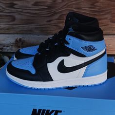 Jordan 1 High Retro Unc Brand New Og Everything Comes With Blue Extra Laces Size 10 Womens Nike Air Jordens, Cute Shoes Jordans, Blue Nike Jordans, Tenis Jordan 1, Nike Jordan High Tops, Jordans For Women, Jordans Blue, Nike Jordan Air 1, Shoes Air Jordans