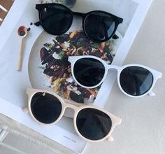 Small Round Sunglasses Trendy White Round Frame Sunglasses, Trendy Round Sunglasses For Everyday, Casual White Round Frame Sunglasses, Everyday Round Sunglasses For Summer, Everyday Summer Round Sunglasses, White Round Sunglasses With Tinted Lenses, Small Round Sunglasses, Trendy Eyewear, Fashion Packaging