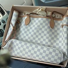 White With Pink Lining. Louis Vuitton Neverfull Monogram, Bags Louis Vuitton, Monogram Bag, Louis Vuitton Bags, Louis Vuitton Neverfull, Louis Vuitton Bag, Pink White, Bag Lady, Louis Vuitton