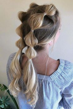 Bubble braids are a great alternative to classic braids. Easy to get, fun and creative. Jump to our guide to learn more and draw some inspo. Braids Kids, Braids Step By Step, Half Braid, Braids Ponytail, Braid Trends