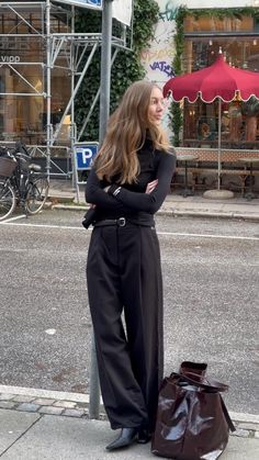 Amalie Moosgaard Nielsen (@amaliemoosgaard) • Instagram-foto's en -video's Amelia Moosgaard, Amelie Moosgaard, Moosgaard Style, Copenhagen November, Amalie Moosgaard, Turtle Neck Style, Fall Winter Wardrobe, Minimal Chic, Minimal Style