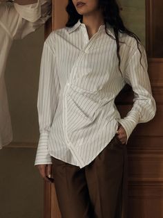 Fitted striped shirt with asymmetrical fastening, unconstructed shape, elongated lines , suitable for flamboyant Natural FN.
link in the pin. Unconstructed Outfit, Asymmetrical Shirt Outfit, Architecture Clothes, Button Shirt Outfit, Striped Shirt Outfit, Asymmetric Shirt, Flamboyant Natural, Zara Basics, Asymmetrical Shirt