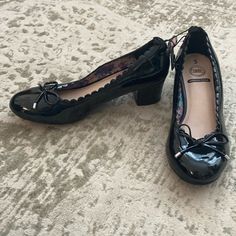 Nwt Wonder Nation Black Patent Leather Scalloped Block Heel Girls Sz5 W/ Memory Foam For Comfort. Comfortable Black Shoes, Funky Shoes, Girls Heels, Prom Heels, Satin Heels, Girly Shoes, Swag Shoes, Journee Collection, Pretty Shoes