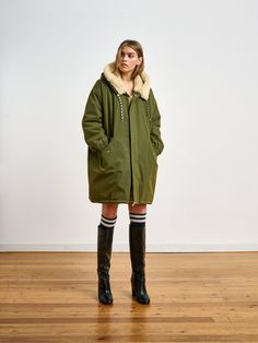 The Laos Parks is yet another modern day Bellerose classic. It's got that perfect oversized, roomy fit, a comfortable hood, elasticated cuffs and Bellerose's trademark contrasting drawstring in the hood. Its water repellent cotton blend fabric keeps you dry while its and creamy/white faux fur lining allows any colors combination. A seasonal must-have and timeless essential! Oversized Parka, Parka Women, Cotton Polyester Fabric, Cotton Blend Fabric, White Faux Fur, Parka Coat, Creamy White, Laos, Women Collection