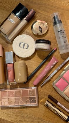 Makeup Products Aesthetic, Soft Girl Makeup, Products Aesthetic, Glossy Makeup, Face Makeup Tips, Makeup Items, Maquillaje Natural, Makeup Goals