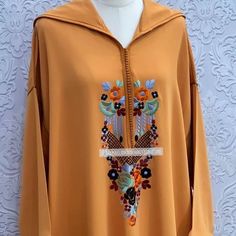 Moroccan Embroidery, Couture Beading, Beautiful Casual Dresses, Moroccan Fashion, Embroidery Shirt, Fashion Dresses Online, Sleeves Designs For Dresses, Moroccan Caftan