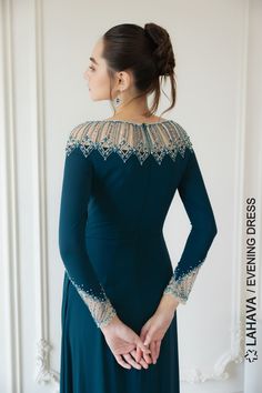 This elegant evening dress features a boat neck and long sleeves, perfect for a sophisticated look. The intricate beading adds a touch of glamour to any special occasion. Made with high-quality materials for a luxurious feel.