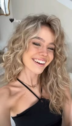 Blonde Curly Curtain Bangs, Medium Length Blonde Wavy Hair, Wavy Curly Blonde Hair, Medium Blonde Curly Hair, 2b Curtain Bangs, Medium Length Blonde Curly Hair, Curly Blonde Hair With Bangs, Wavy Blonde Hair Naturally, Girl With Curly Blonde Hair