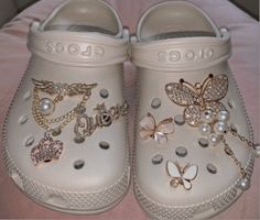 Best Croc Colors, Croc Colors Shoes, Crocs With Gold Charms, Cute Shoes Crocs, Gold Crocs Shoes, Tan Crocs With Charms, Creme Crocs, Cute Crocs Ideas, Beige Crocs With Jibbitz