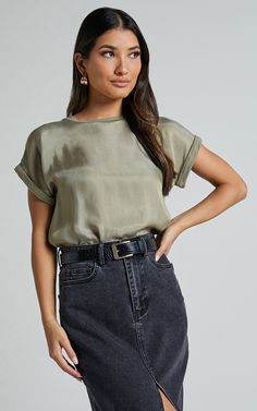 Embrace the casual chic vibe with our Tinaya Top in Olive. This raglan shell top is perfect for those laid-back summer days when you want to look effortlessly stylish. Made from a soft jersey cotton, this basic top features a crew neck and short sleeves, making it the ideal choice for your everyday wardrobe. Whether you dress it up or down, this versatile piece will quickly become a staple in your closet. So why wait? Add some on-trend green to your tops collection with our Tinaya Top!Product De Olive Top, Shell Top, Shell Tops, Branding Photoshoot, Basic Tops, Everyday Wardrobe, How To Style, Summer Season, Summer Days