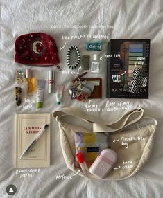 Solo Date, Everyday Bag Essentials, What's In My Purse, Girl Walk, Iconic Outfits, School Bag Essentials, What's In My Bag, Backpack Essentials, Inside My Bag