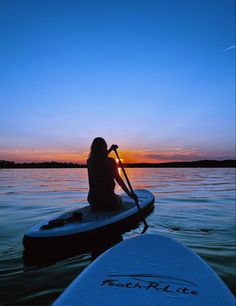 paddle boarding on a lake in the middle of summer during sunset Paddle Boarding Outfit, Boat Pics, Lake Pictures With Friends, Vision Board Pictures, Pictures With Friends, The Best Outfits, Outfits To Wear