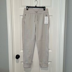 New With Tags Athleta Headlands Hybrid Mid Rise Jogger Birch Grey Size 8 All-Around Stretch With Medium Compression. White Athleisure Sweatpants For Training, Functional White Sweatpants For Sports, White Athleisure Activewear With Comfort Waistband, White Sporty Activewear With Comfort Waistband, White Joggers With Comfort Waistband For Sports, White Fitted Joggers For Sports, Fitted White Joggers For Sports, Fitted White Sporty Joggers, Sporty Activewear With Pockets For Light Sports