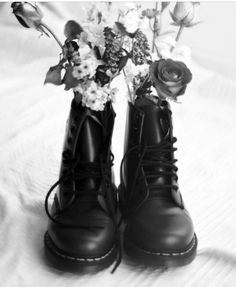 Musthave DR Martens Neo Grunge, Galaxy Converse, Galaxy Vans, Tokyo Street Fashion, Barbara Palvin, Grunge Photography, Soft Grunge, Grunge Style, Doc Martens