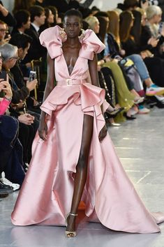 Runway Prom Dresses, Pink Evening Dresses, Prom Dress Cheap, Elie Saab Haute Couture, Haute Couture Paris, Runway Fashion Couture, Elie Saab Couture, Versace Fashion, Haute Couture Dresses