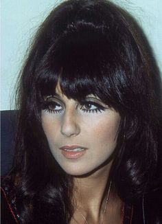 Cher Hair, Look Disco, Disco Makeup, 70s Hair, Long Hair With Bangs