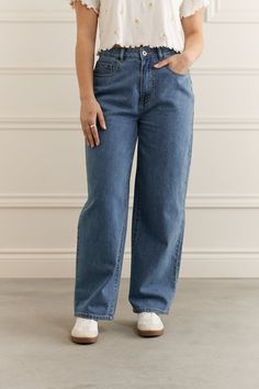 Un jeans légèrement baggy à jambe droite ultra confortable! Portez-les avec notre chemise en jeans 7027 pour un look à la Canadian Tuxedo! Jeans souple et doux à jambe droite 2 poches au devant et 2 poches au derrière Fit régulier. Les mannequins mesurent 5pi7 et 5pi6 et portent respectivement les grandeurs médium et très grand. Composition : 71% coton organique, 29% lyocell Denim Overshirt, Canadian Tuxedo, Straight Cut, Cute Tops, Straight Leg Jeans, Leg Jeans, Denim Jeans, Fitness Models, Straight Leg