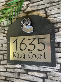 a sign that is on the side of a brick wall saying kauai court