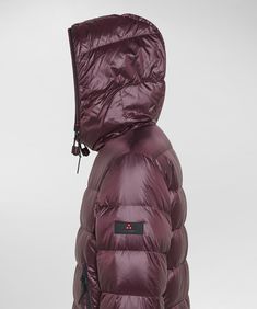 Down jacket in ripstop nylon, with horizontal quilting. The lightweight fabric is tear resistant thanks to the characteristic square structure. The padding creates a soft, warm and lightweight volume. The elastic drawstrings around the high collar hood and hem mean that this model can be modelled to the body, increasing its thermal comfort. Dual pull zip closing and welt pockets, with contrasting edging. A fresh and young interpretation of metropolitan sportswear.. Central closure with double-slider zipLength: shortNatural down paddingFixed hoodTear-resistant ripstop nylon Thermal Comfort, Winter Trench Coat, Jacket Parka, Outerwear Outfit, Jacket For Men, Sleeveless Jacket, Lightweight Jacket, Outerwear Women, High Collar