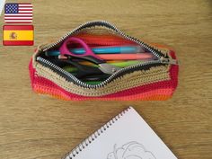 Os traemos este patrón sencillísimo para hacer vuestro propio estuche. Puedes combinar los colores que más te gusten y hacer un estuche escolar para niños y niñas o hacerte uno propio para ti.  El patrón es para hacer un estuche en forma de cilindro de 24cm aprox. Y viene con instrucciones y fotos detalladas para seguir el proceso. El patrón está disponible en castellano e inglés. Gracias por visitar nuestra tienda :) Multicolor Rectangular Pencil Case For Study, Multicolor Pencil Case With Pen Slots For Study, Multicolor Pencil Case For Back To School, Multicolor School Craft Supplies With Pen Holders, Multicolor Zipper Pouch Craft Supplies For School, Handmade Multicolor Craft Supplies For School, Multicolor Pencil Case With Pen Holders For Study, Multicolor Handmade Craft Supplies For School, Multicolor Educational Pencil Case For Back To School