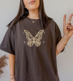 Prepárate para obsesionarte con tu nueva camiseta de mariposa. ¡Es la forma más linda y moderna de emitir todas esas importantes vibraciones de fairycore! ¡Esta es la camiseta de mariposa perfecta! Genial como regalo de cottagecore! * Q U I C K * F A C T S * ✺ 100% algodón preshrunk ✺ Lavar y secar normalmente (en frío para obtener mejores resultados) * S I Z I N G * ✺ El tamaño es unisex, por lo que funciona como el de los hombres, aunque no demasiado grande ✺ La mayoría de las mujeres encuentran que su tamaño típico funciona mejor, ya que están destinados a adaptarse a un toque suelto ✺ Si va por un look de gran tamaño, se recomienda pedir al menos una talla superior a su talla real * S H I P P I N G * T I M E S * ✺ Nuestros artículos están hechos individualmente con amor para cada uno d Aesthetic Clothes Pastel, Goblincore Clothes, Butterfly Tshirt, Butterfly Clothes, Fairy Shirt, 2000s Clothing, Cottagecore Clothes, 2000s Streetwear, Alt Clothes