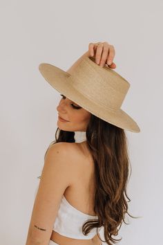 "From palm straw to a fashionable work of art, the Huatulco summer hat will make you shine this summer. This is a premium sun hat for the stylish woman with class. The wide rims and high-quality reed give it a premium look. Easily combine this beige summer hat with summer outfits. * Handmade in México * Made from natural materials * 5-star rated model * Etsy's pick: selected by Etsy's style and trend editors SIZE: MEDIUM Medium (M) = head circumference of 56 - 58.5cm HOW DO I KNOW MY SIZE Discover your size with a measurement tape. Position the tape above your ears and exactly around your head where you want to wear the hat's brim. DIMENSIONS Brim: 11cm / 4.33\" inch Crown: 9cm / 3.54\" inch ONE-SIZE-FITS-MOST Sandoval hats have an elastic inner band which allows our M and L hat sizes to f Gambler Hat, Straw Boater Hat, Straw Boater, Boater Hat, Quality Hats, Wedding Hats, Summer Hats, Straw Hat, Hat Making