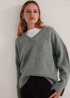 THE WILLIAM SWEATER Grey Sweater Outfit, Smart Casual Women Outfits, Jenna Fischer, Gray Cashmere Sweater, Smart Casual Women, French Girl Chic, Womens Fashion Inspiration, Grey Knit Sweater, Chunky Sweater