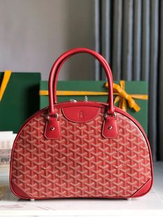 Size: 35cm*23cm*10.5cm It comes with Dust box, Care manual, Tag, and Paper bag. Red Luxury Box Bag With Large Capacity, Luxury Large Capacity Red Box Bag, Gift Box Packaging, Orange Fabric, French House, Everyday Luxuries, Chic Handbags, Bags Designer Fashion, Exclusive Bag