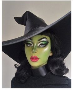 Lady In Black Costume, Clever Womens Halloween Costumes, Glam Witch Costume, Witch Couple Costume Halloween, Green Witch Makeup Halloween, Witch Costumes Makeup, Witch Makeup Halloween Pretty, Fun Halloween Makeup Looks, Creepy Witch Makeup