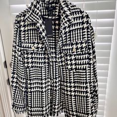 Forever 21 Gingham Jacket New With Tag Size Medium Trendy Plaid Outerwear For Spring, Trendy Gingham Long Sleeve Outerwear, Casual White Houndstooth Outerwear, Fall Gingham Outerwear With Long Sleeves, Spring Gingham Long Sleeve Outerwear, Plaid Houndstooth Outerwear For Spring, Trendy Houndstooth Outerwear For Spring, Spring Houndstooth Plaid Outerwear, Trendy White Houndstooth Outerwear