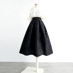 漆黒の花模様ヘップバーンスカート Black Voluminous Lined Skirt, Black Voluminous Midi Skirt, Black Full-length Lined Maxi Skirt, Black A-line Voluminous Skirt, Black Flare Skirt, Black A-line Voluminous Maxi Skirt, Umbrella Skirt, Black Flare, Jacquard Fabric