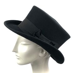 Edwardian top hat. You can make your hat with your favorite color by choosing it from my Wool felt color card. Made with short crown and embellished with a 50 millimeters wide grosgrain ribbon. Edwardian top hat ideal for everyday and special ocasions such as weddings, cocktails or parties. For man and woman. Measurements in centimeters are 32 x 27. Crown height 11. Brim length 6. These measurements may have some slight variation depending on the size of the hat. The end of the brim is reinforce Vintage Solid Felt Hat For Winter, Fitted Black Top Hat With High Crown, Vintage Top Hat With Flat Brim, Classic Brimmed Boater Hat For Winter, Classic Black Top Hat With High Crown, Retro Top Hat With Curved Brim For Winter, Retro Curved Brim Top Hat For Winter, Classic Black High Crown Top Hat, Classic Adjustable Top Hat For Winter