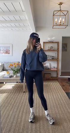 Running Fall Outfit, Ankle Socks Workout Outfit, Chill Workout Outfit, Running Outfits For Women Fall, Leggings Running Outfit, Gym Fall Aesthetic, Workout Work Outfits, Athletic Outfits 2023, Sport Leggings Outfit Casual