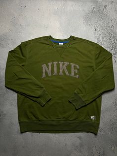 Vintage Crewneck Nike boxy center swoosh y2k fits logo USA 🇺🇸 Size Men's / US XXL / EU 58 / 5 Color Green olive Condition Gently Used Nike Vintage central logo central swoosh crewneck 80s 90s 00s retro spellout y2k sweatshirt centre swoosh big logo.   The material is pleasant to the body. In a good condition. Fast sending! Condition : 9/10 Chest - 68 cm Length - 72 cm Shoulders - 56 cm Sleeve Length - 67 cm - ALL ITEMS ARE HEAT TREATED AND WASHED BEFORE SHIPPING - FOLLOW MY STORE - SEE MY OTHE Sporty Sweatshirt With Logo And Relaxed Fit, Collegiate Logo Tops For Streetwear, Collegiate Tops With Logo For Streetwear, Collegiate Tops With Logo Detail For Streetwear, Collegiate Sweatshirt With Logo For Streetwear, Sportswear Tops With Logo For Streetwear, Urban Style Logo Print Sweatshirt For Sports Events, Urban Sweatshirt With Logo For Sports Events, Logo Usa