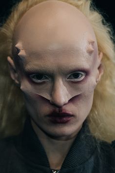 Backstage at Rick Owens, Fall/Winter 2019/2020 - Adam Katz Sinding Alien Faces, Alien Makeup, Creepy Makeup, Prosthetic Makeup, Alien Queen, Alien Character, Make Up Inspo, Goth Makeup, Sfx Makeup