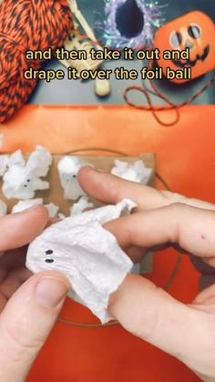 Diy Halloween Decorations With Cardboard, 1st Grade Halloween Craft Ideas, Halloween Crafts To Do At Home, Cute Halloween Paper Crafts, Halloween Craft Decorations For Kids, Halloween Decorations Diy Paper, Toilet Paper Roll Ghost, Halloween Craft Idea, Halloween Craft School